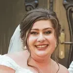 Lächelnde Braut vor Holztür, Kundenrezension über die Hochzeitssängerin
