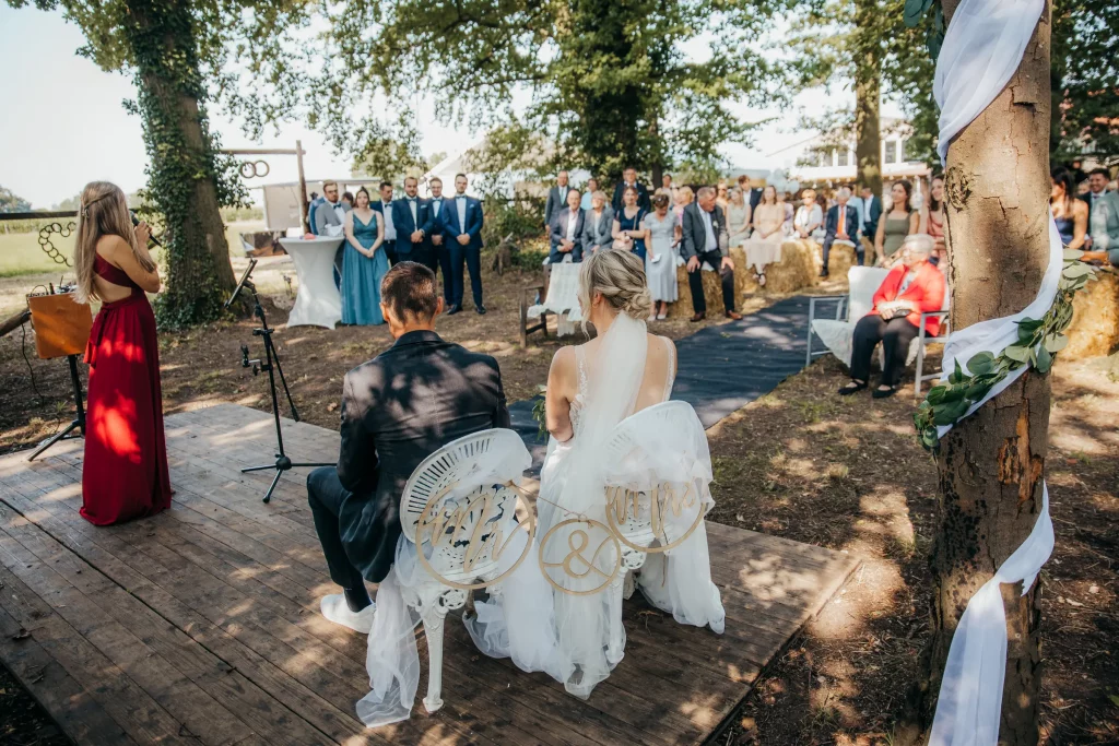 Bei einer freien Trauung singt die Hochzeitssängerin live vor Brautpaar und Gästen