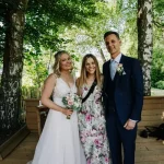 Nach der Trauung steht die Hochzeitssängerin für ein Erinnerungsfoto mit dem Brautpaar
